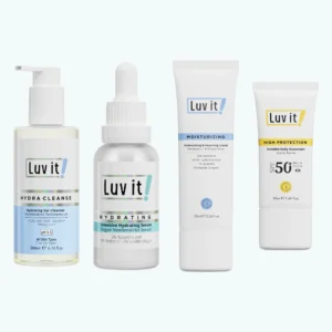 أربع عبوات روتين الترطيب والدعم اليومي من Luv it بصف من اليسار لليمين: عبوة غسول شفافة بمضخة بيضا مكتوب عليها HYDRA CLEANSE و pH 5.5 و 200ml، قنينة سيروم بقطّارة بيضاء وشريط فيروزي مكتوب عليه HYDRATING، أنبوب كريم أبيض عليه شريط MOISTURIZING أزرق وحجم 75 مل، وأنبوب واقي شمس أبيض بشريط أصفر مكتوب فيه HIGH PROTECTION و SPF 50+ و PA++++ وحجم 50 مل