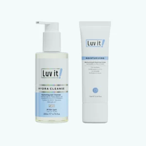 عبوتا Luv it جنب بعض · على اليسار غسول HYDRA CLEANSE بمضخّة بيضا ومطبوع عليه pH 5.5 و200 مل، وعلى اليمين أنبوب كريم أبيض عليه شريط MOISTURIZING أزرق ومطبوع عليه 10% بانثينول و2% حمض هيالورونيك 8D و1% سيراميد و1% مركّب ببتيدات، وخاتم مفحوص جلدياً و75 مل.
